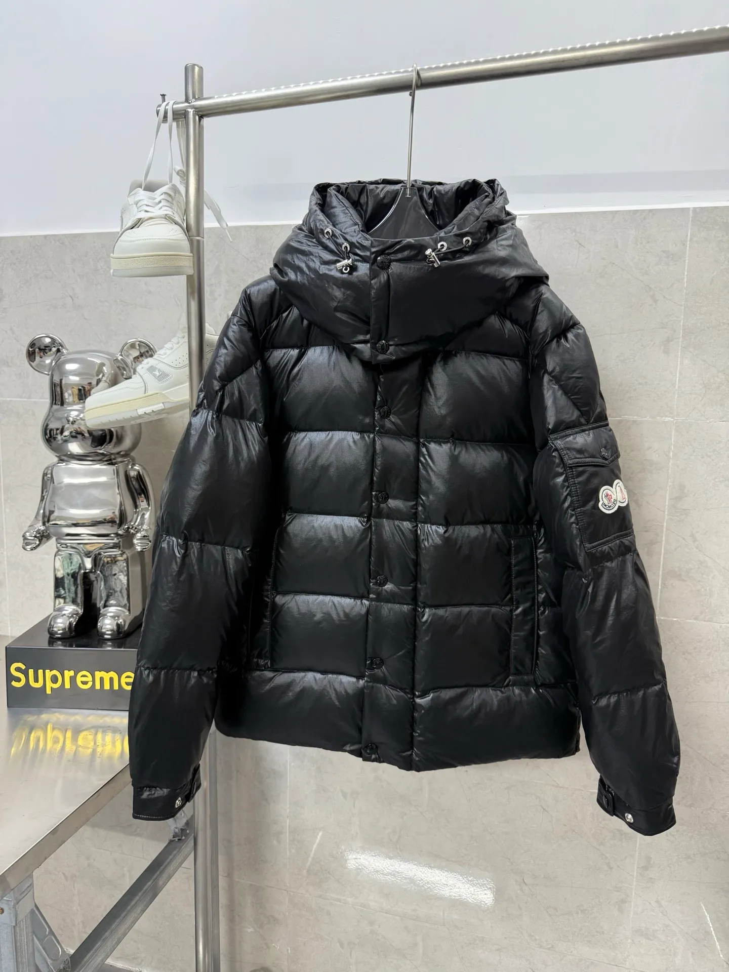 P390 Moncler/ 2026 70 、 。 DNA ， ， 。 Classic ， 、 。 Classic 70 。 Quality， 90 ，Premium Quality ， ，Black ！ Sizes M-3XL
